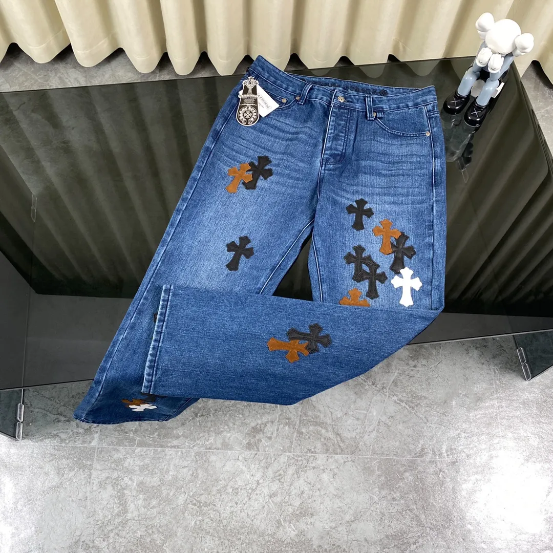🅿️330 top version! CH Crow Heart Purple Leather Sanskrit Logo Crow Heart Cross Sanskrit overalls. The counter price is 34W level, patchwork cross flower embellishment, washed jeans! ! An absolutely high-end luxury product, a 1.9W-level god-level single product, a super popular product, made by top heavy industry, a magic weapon that cannot be missed! [About Zangyin] This is an extremely luxurious fashion brand that can also be called the nobility of the high street. It has always been an exclusive brand for some hipsters or rich second generations. Compared with ordinary high streets, it is more luxurious and noble. Compared with luxury brands, it is more fashionable and individual. It has always been a brand that I have a special liking for. [Top heavy industry fashionable design] Consistently made in high street luxury style. Speaking of this style, the Zangyin family and GU family are definitely the leading representative brands. Especially the Zangyin family has really achieved a state-of-the-art effect in creating high street style. The unique washed material is used to create this style. The color system is quite eye-catching. It is decorated with patchwork cross flowers, which cleverly highlights the charm of the brand. Secondly, this style uses classic The high-waist cutting design highlights the long legs and fashionable temperament of the upper body. The brand is highly recognizable and the slim fit configuration is more suitable for daily wear. It is a product that interprets personality, fashion, and specifications at a glance. This single product is enough to make any fan excited. It can be a white T-shirt for youthful preppy style, or a tight suspender for lady style. It has strong matching ability and can be easily controlled by men.  [Material and craftsmanship] Needless to say, this point goes without saying. As an excellent craftsman brand, Zangyin has really perfect requirements for details and craftsmanship. The washed color of this model has gone through so many processes, not to mention the embellishment of the denim appliqués. It is also purely handmade and sewn. Just like what they believe in, only handmade things have soul and have the meaning of wear. A top-notch heavy-duty fashionable denim item, I look forward to your perfect interpretation! !  Color: Black Size: S-XL